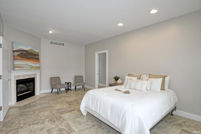 2433 Lakeridge Drive, Newburgh, IN 47630