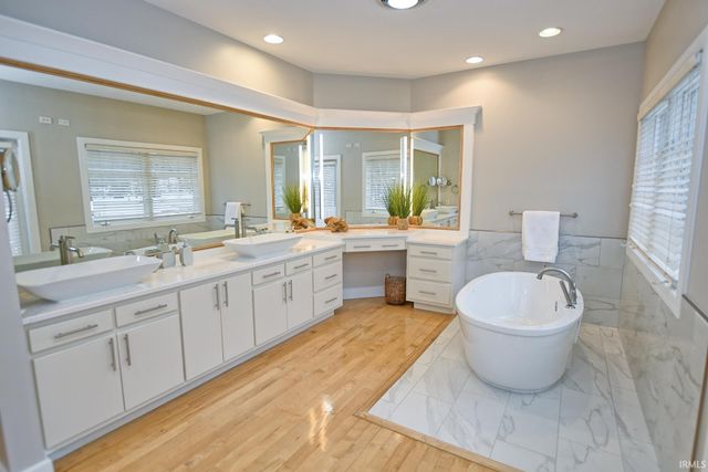 2433 Lakeridge Drive, Newburgh, IN 47630