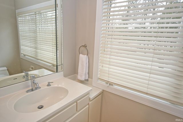 2433 Lakeridge Drive, Newburgh, IN 47630