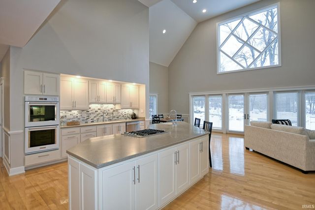 2433 Lakeridge Drive, Newburgh, IN 47630