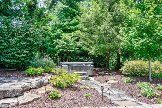 2433 Lakeridge Drive, Newburgh, IN 47630