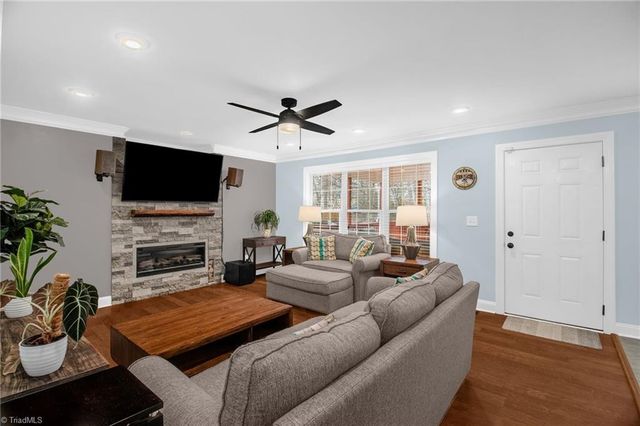 6012 Delburg Drive, Winston-salem, NC 27106