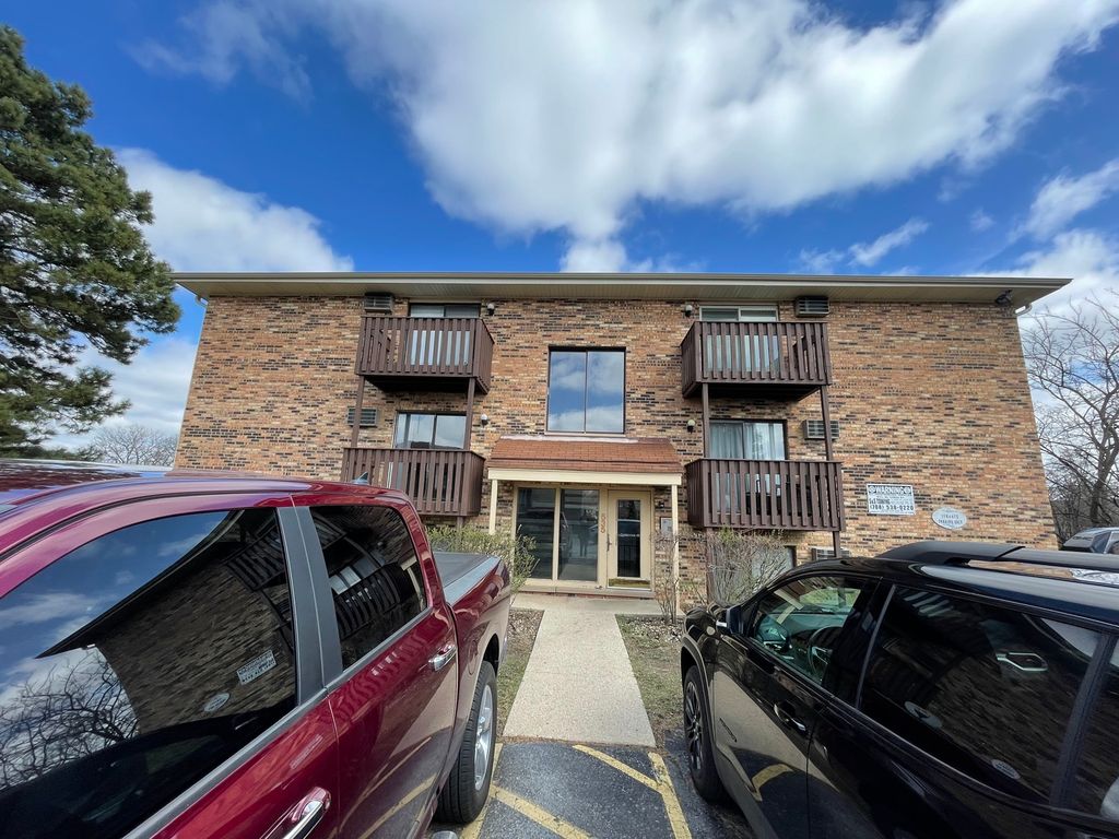 535 Brookside Drive E, Westmont, IL 60559