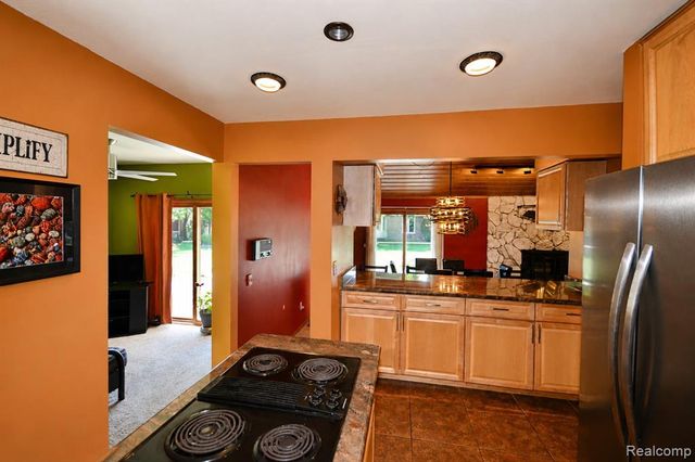 22783 Shadowglen Drive, Farmington, MI 48335