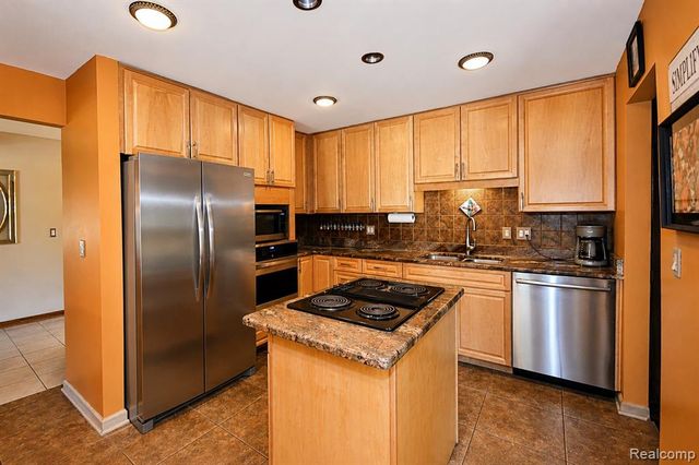 22783 Shadowglen Drive, Farmington, MI 48335