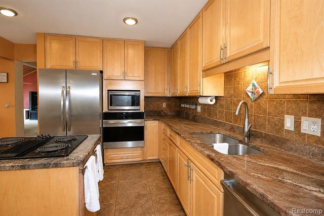 22783 Shadowglen Drive, Farmington, MI 48335
