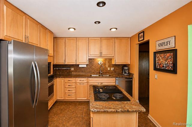 22783 Shadowglen Drive, Farmington, MI 48335