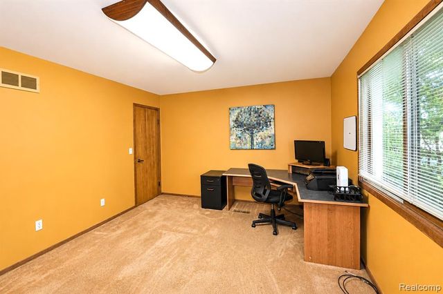 22783 Shadowglen Drive, Farmington, MI 48335