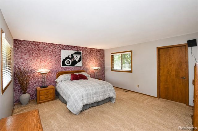 22783 Shadowglen Drive, Farmington, MI 48335