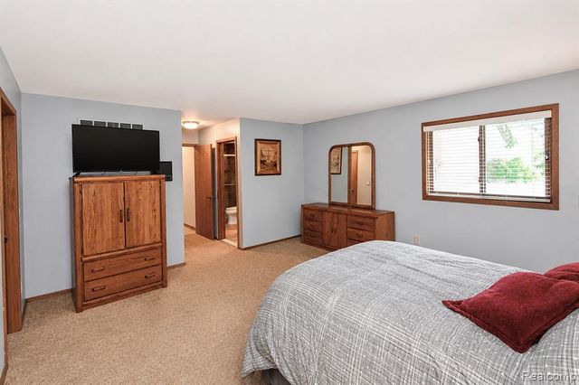 22783 Shadowglen Drive, Farmington, MI 48335