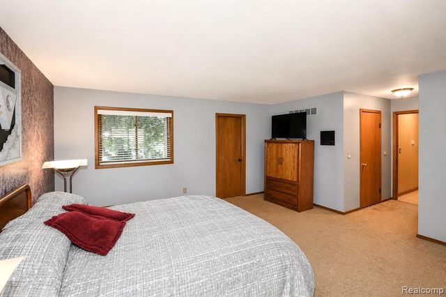 22783 Shadowglen Drive, Farmington, MI 48335
