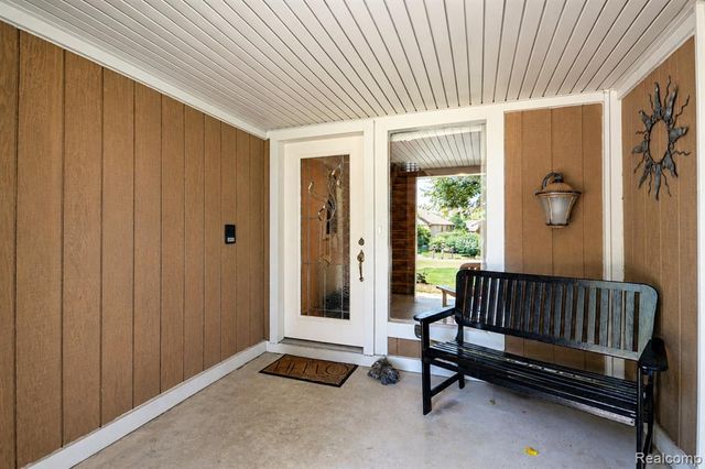 22783 Shadowglen Drive, Farmington, MI 48335