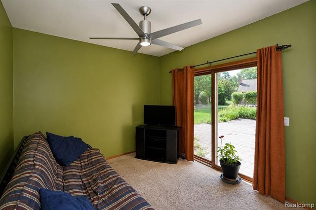 22783 Shadowglen Drive, Farmington, MI 48335