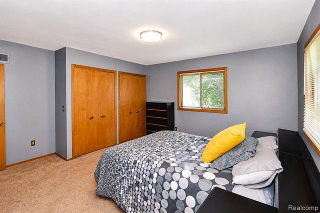 22783 Shadowglen Drive, Farmington, MI 48335