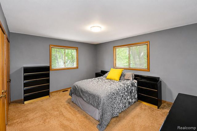 22783 Shadowglen Drive, Farmington, MI 48335