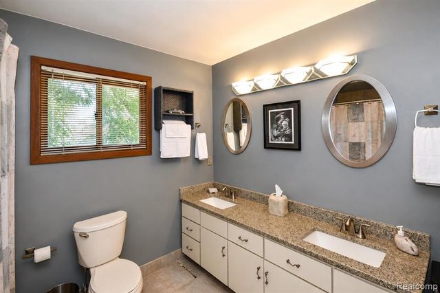 22783 Shadowglen Drive, Farmington, MI 48335