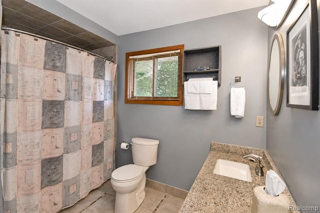 22783 Shadowglen Drive, Farmington, MI 48335