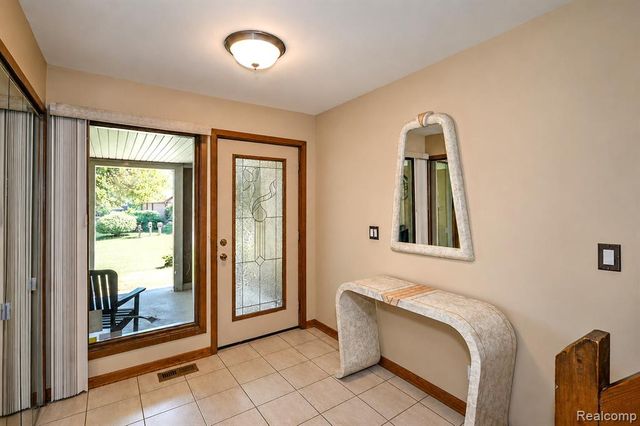22783 Shadowglen Drive, Farmington, MI 48335