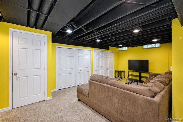 22783 Shadowglen Drive, Farmington, MI 48335