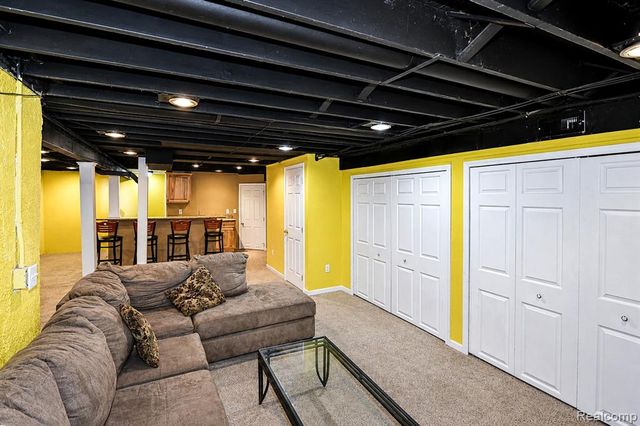 22783 Shadowglen Drive, Farmington, MI 48335