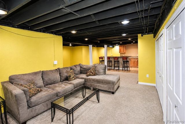 22783 Shadowglen Drive, Farmington, MI 48335