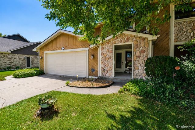 22783 Shadowglen Drive, Farmington, MI 48335