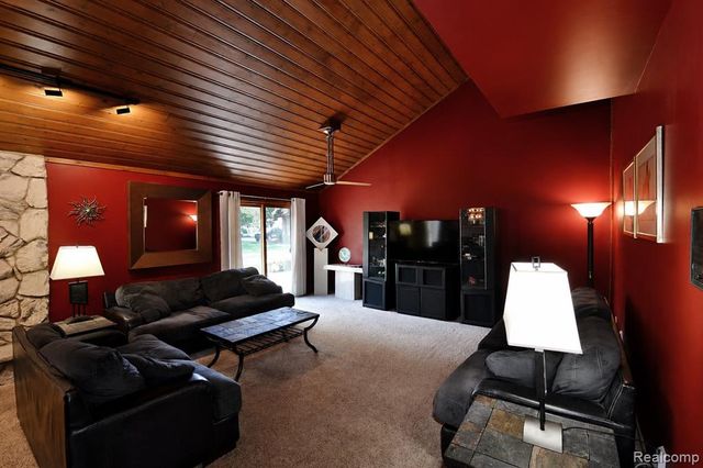 22783 Shadowglen Drive, Farmington, MI 48335