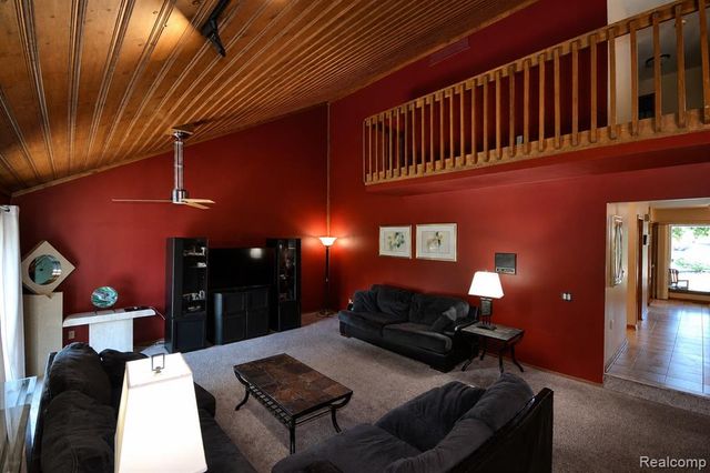 22783 Shadowglen Drive, Farmington, MI 48335