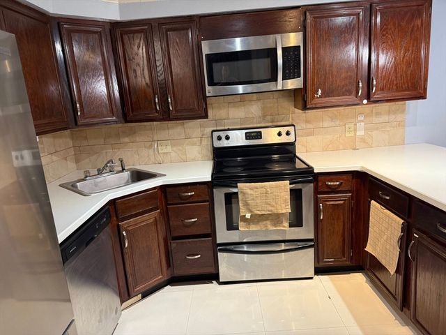 11 Hulbert 15, Worcester, MA 01603