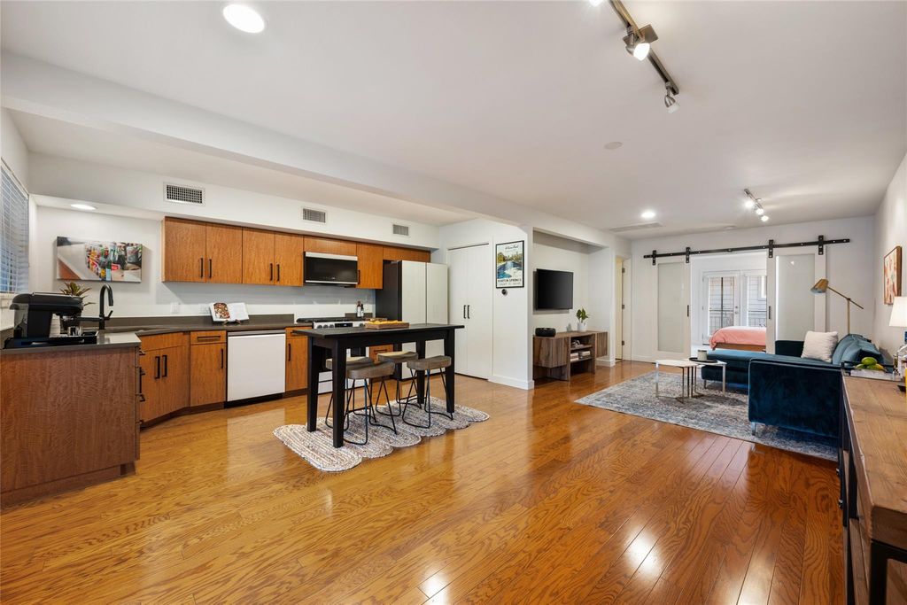 1115 10th ST 209, Austin, TX 78703