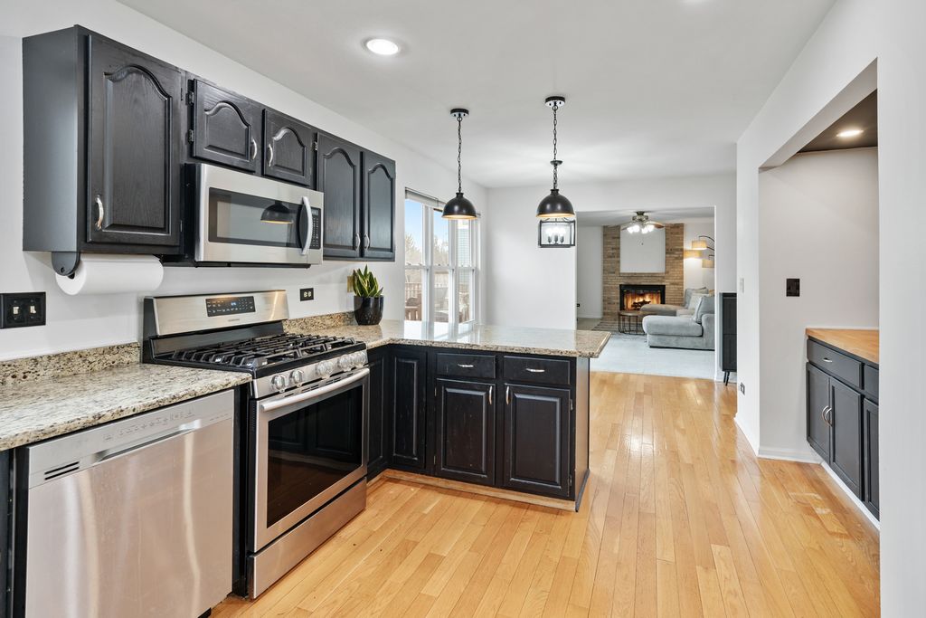 Image 2 of property listing at 96 Alexandra Court, Mundelein, IL 60060
