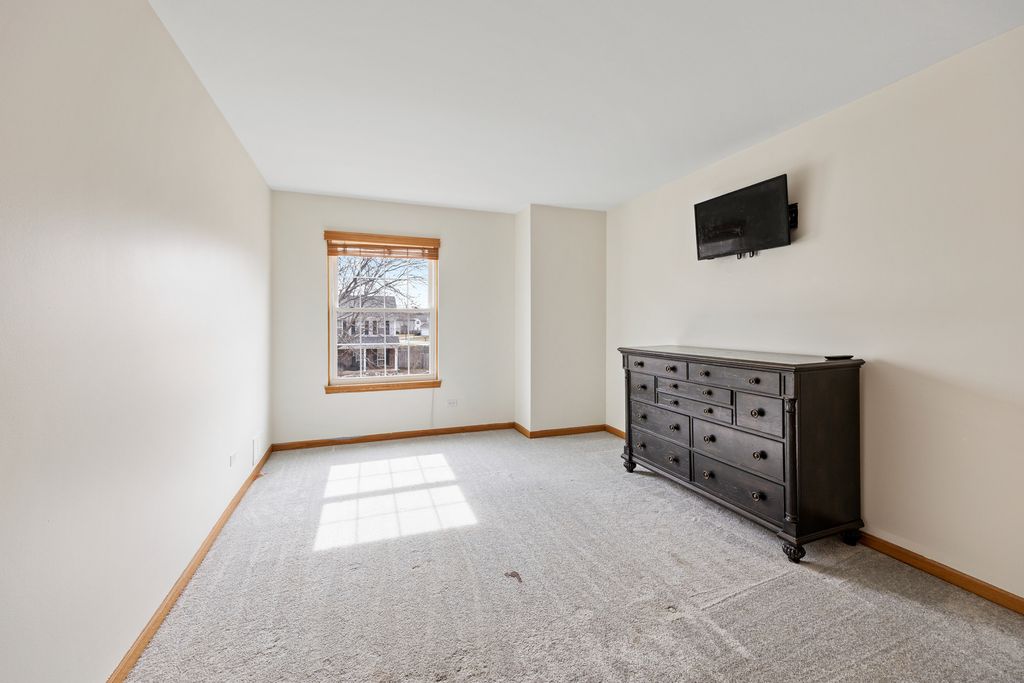 Image 12 of property listing at 96 Alexandra Court, Mundelein, IL 60060