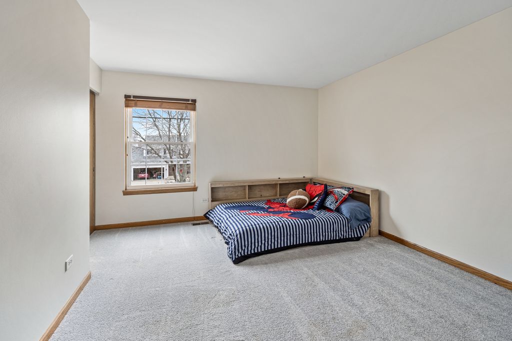 Image 14 of property listing at 96 Alexandra Court, Mundelein, IL 60060