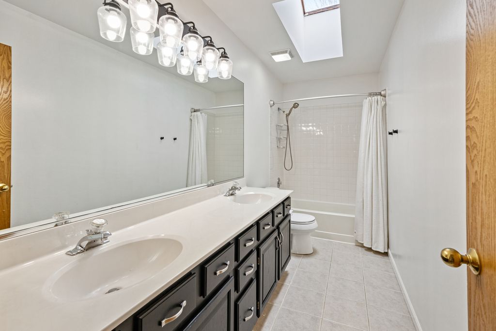 Image 15 of property listing at 96 Alexandra Court, Mundelein, IL 60060