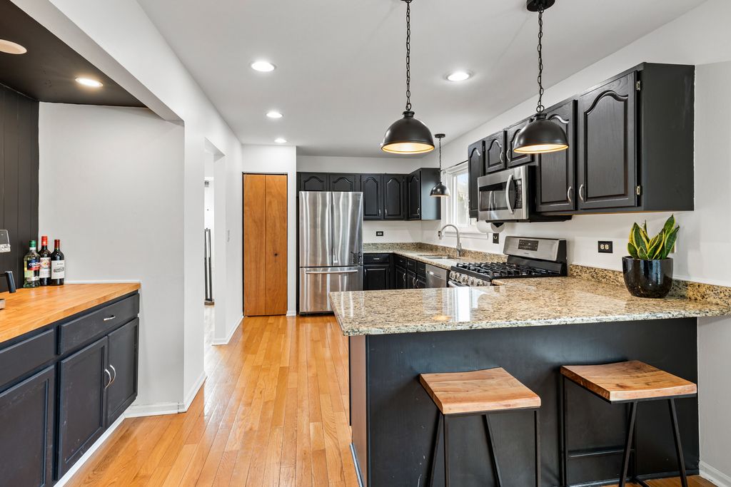 Image 3 of property listing at 96 Alexandra Court, Mundelein, IL 60060