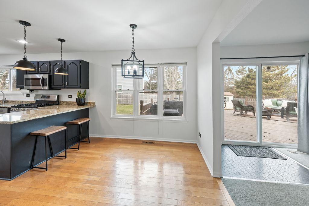 Image 4 of property listing at 96 Alexandra Court, Mundelein, IL 60060