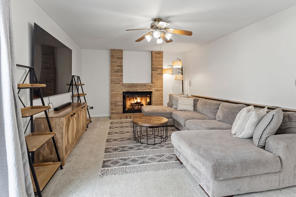 Image 5 of property listing at 96 Alexandra Court, Mundelein, IL 60060