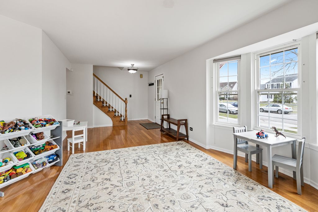 Image 7 of property listing at 96 Alexandra Court, Mundelein, IL 60060