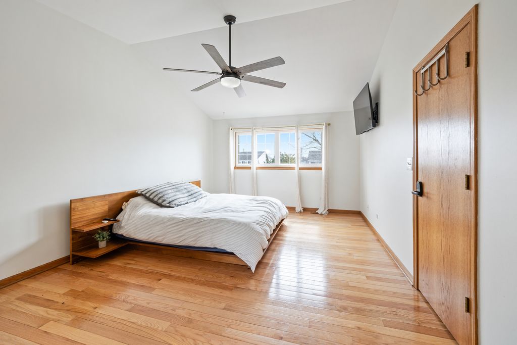 Image 9 of property listing at 96 Alexandra Court, Mundelein, IL 60060