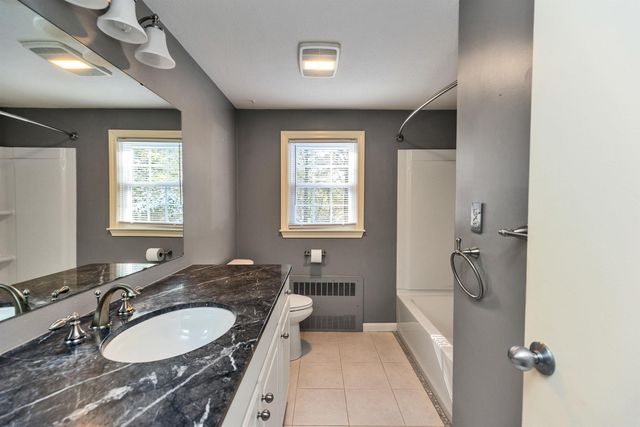 28 Wendover Way, Bedford, NH 03110