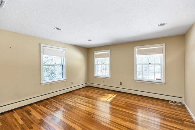 28 Wendover Way, Bedford, NH 03110