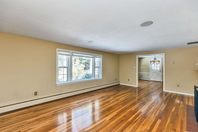 28 Wendover Way, Bedford, NH 03110