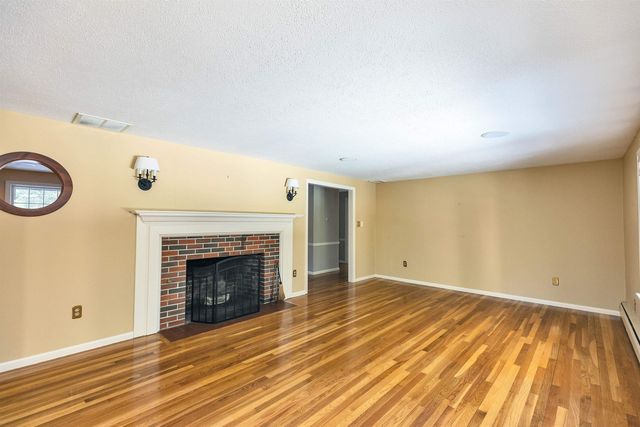 28 Wendover Way, Bedford, NH 03110