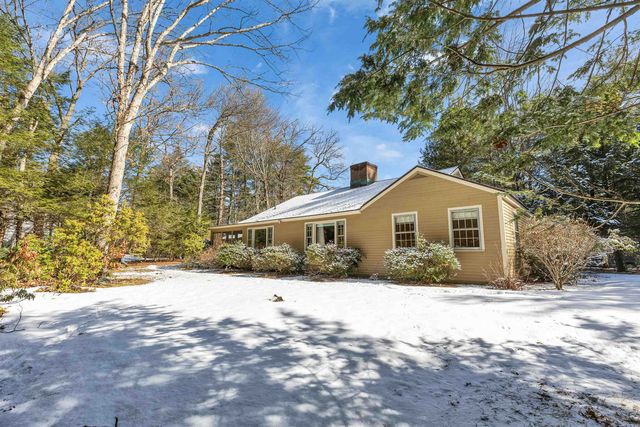 28 Wendover Way, Bedford, NH 03110