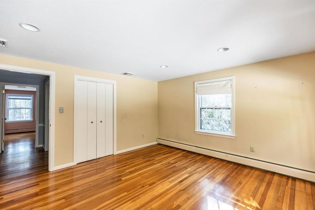 28 Wendover Way, Bedford, NH 03110