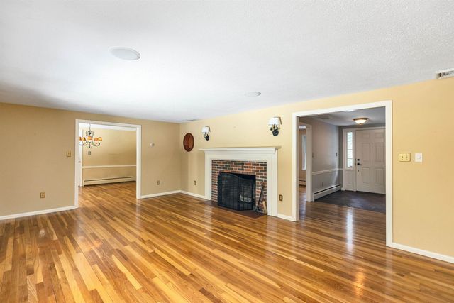 28 Wendover Way, Bedford, NH 03110