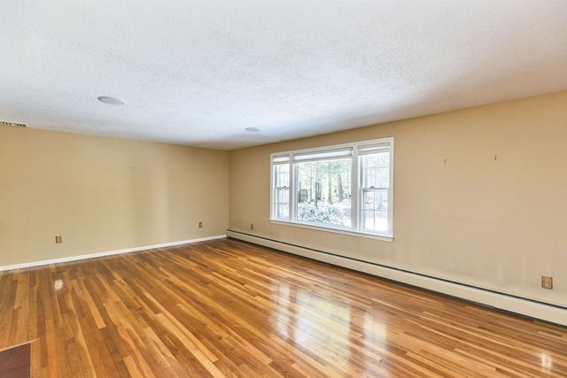 28 Wendover Way, Bedford, NH 03110