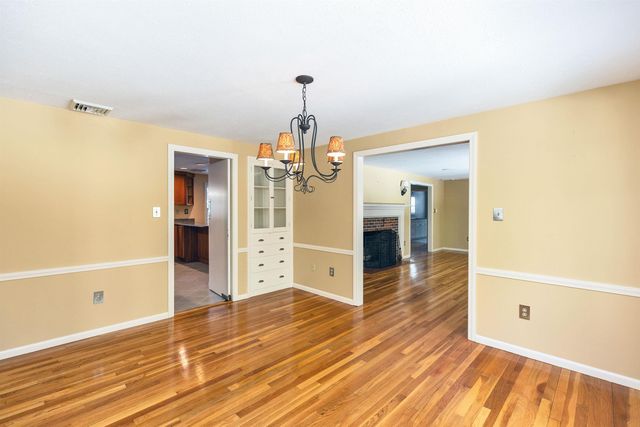 28 Wendover Way, Bedford, NH 03110