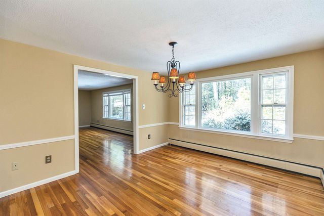 28 Wendover Way, Bedford, NH 03110