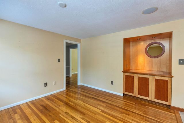 28 Wendover Way, Bedford, NH 03110